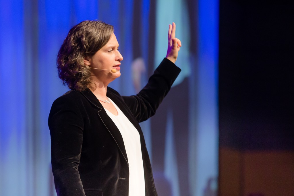 Netzwerkprofi Dr. Magda Bleckmann hält einen Small Talk Vortrag und gibt Small Talk Tipps